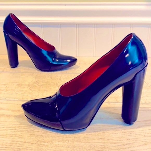 Louis Vuitton Navy Patent Leather Pumps Stilettos Sculptured Heel, Black Cap Toe - Picture 2 of 16